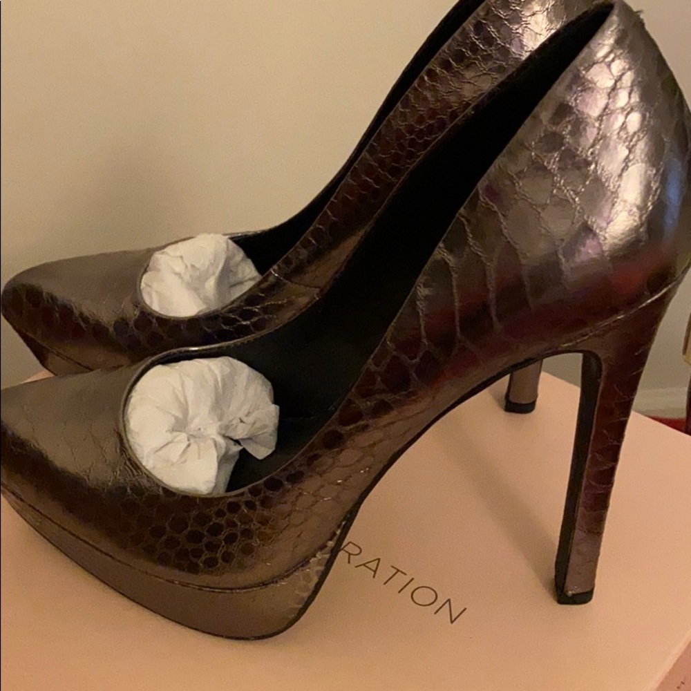 Women’s platform heel. NEW never worn